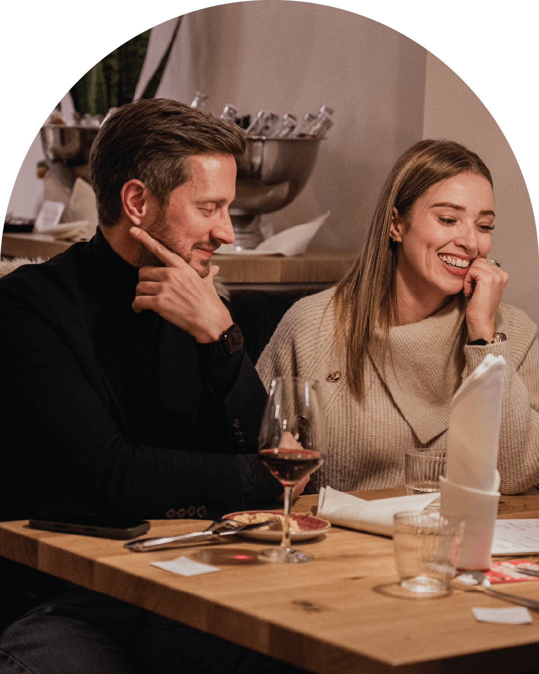 Das-Muehlentor-Hotel-Arrangements-Wellness-Urlaub-Geschenke-Gutscheine-Geniessertage-Paar-geniesst-Essen-im-Restaurant