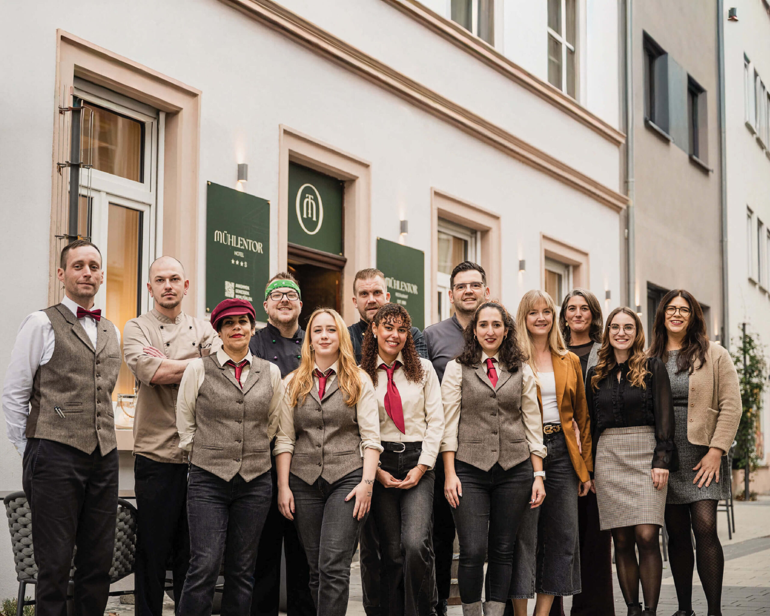 Das-Muehlentor-Teamfoto-Das-Team-steht-vor-dem-Eingang-des-Hotel-Restaurants-scaled-Historie