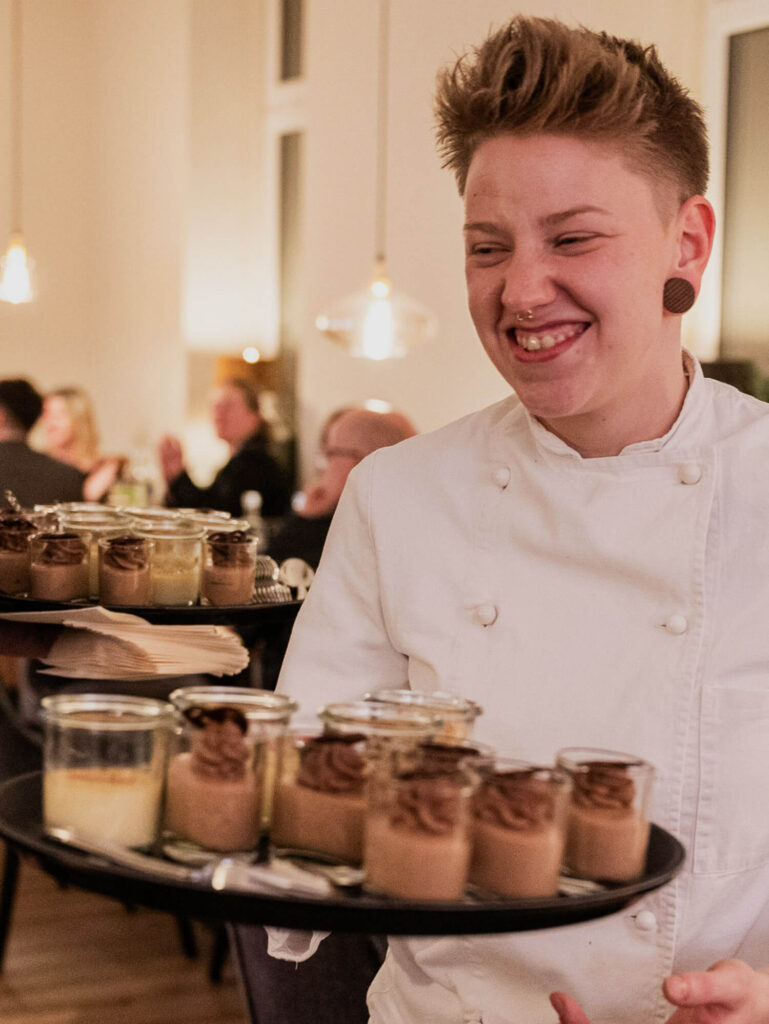 Muehlentor-Hotel-Restaurant-Koeche-tragen-Desserts-ins-Restaurant-Janine-Walkowski