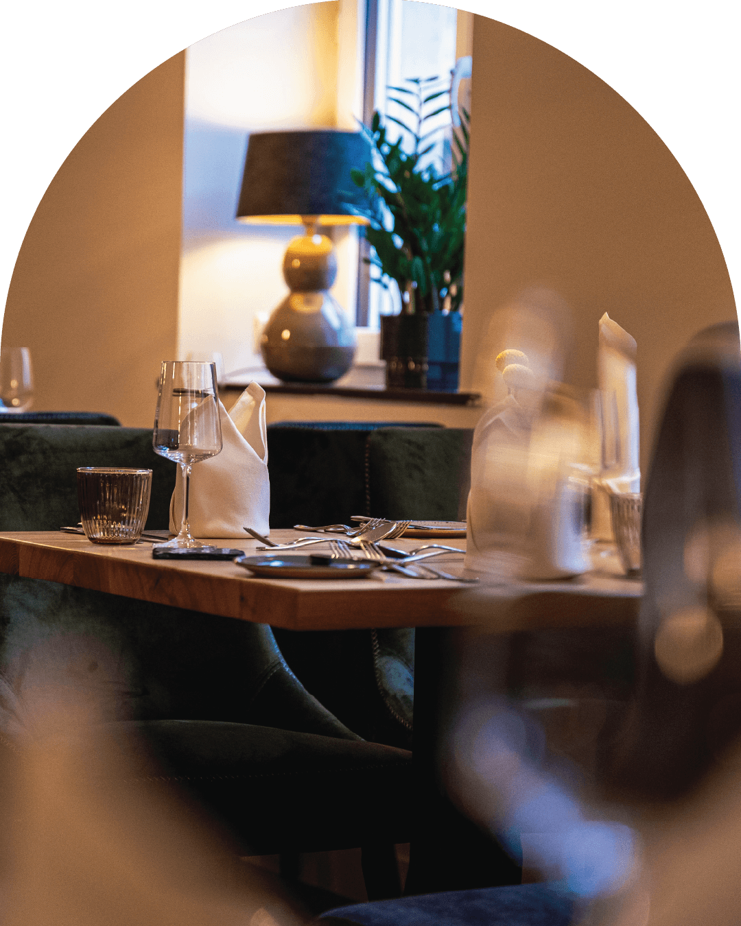 Restaurant-Das-Muehlentor-Blick-ins-Restaurant-Ambiente-Foto-eingedeckte-Tische-Bogen