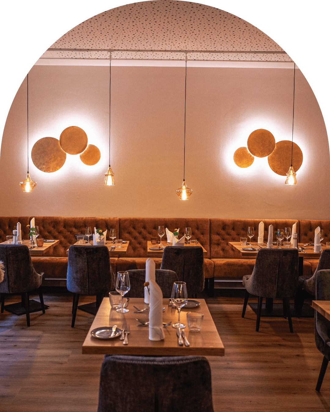 Restaurant-Das-Muehlentor-Blick-ins-Restaurant-Ambiente-Foto-eingedeckte-Tische