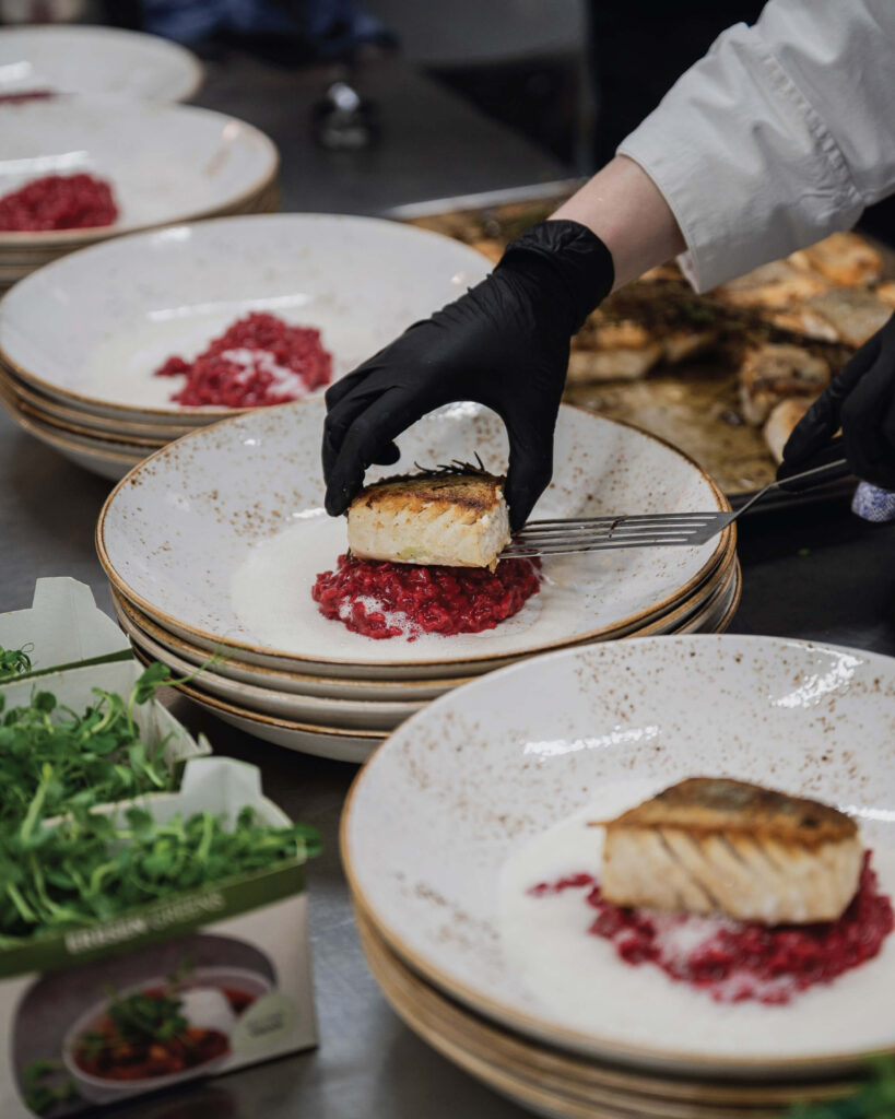 Restaurant-Das-Muehlentor-Zanderfilet-rote-Bete-Risotto-Beurre-Blanc