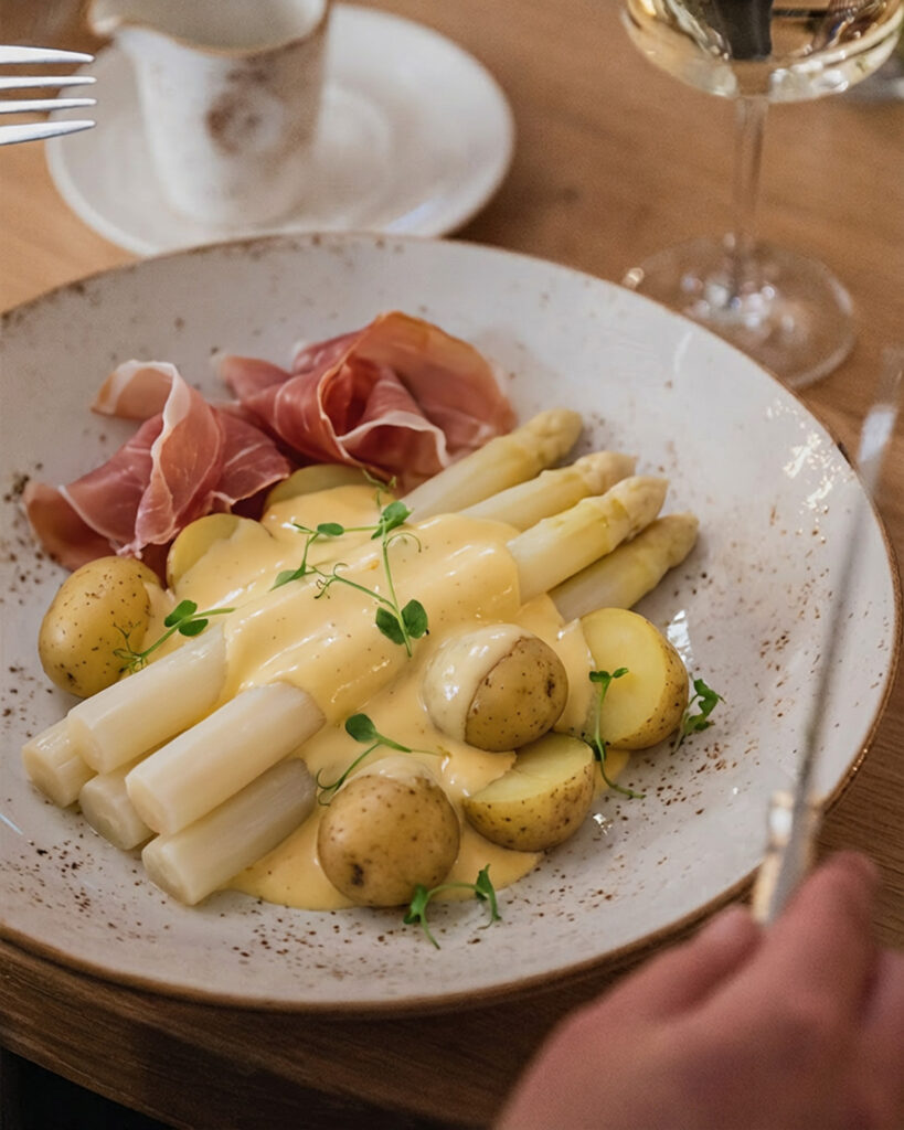 Spargelessen-zum-Muttertag-Das-Muehlentor-Restaurant-Bad-Kreuznach-weisser-Spargel-mit-Sauce-Hollandaise-rohem-Schinken-und-Kartoffeln-Weinbegleitung-Weingut-Marx